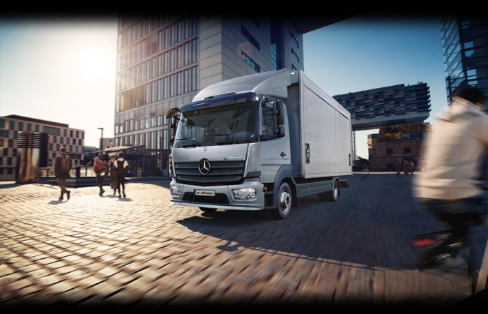 奔馳卡車來(lái)了！