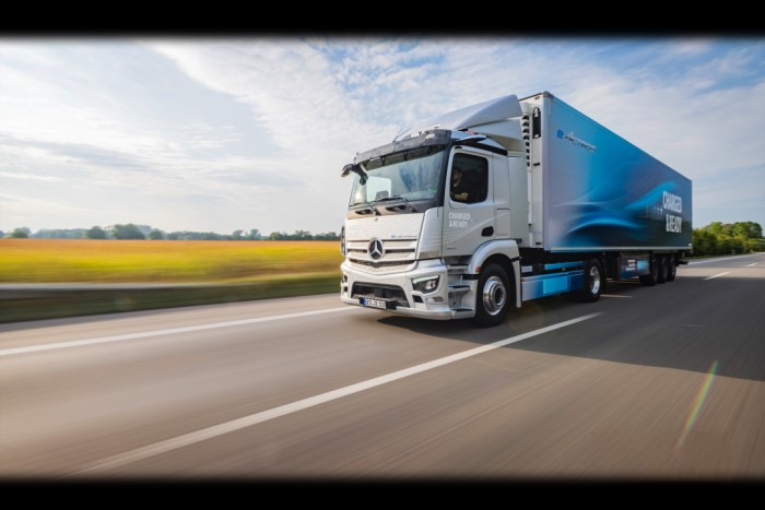 奔馳卡車來(lái)了！