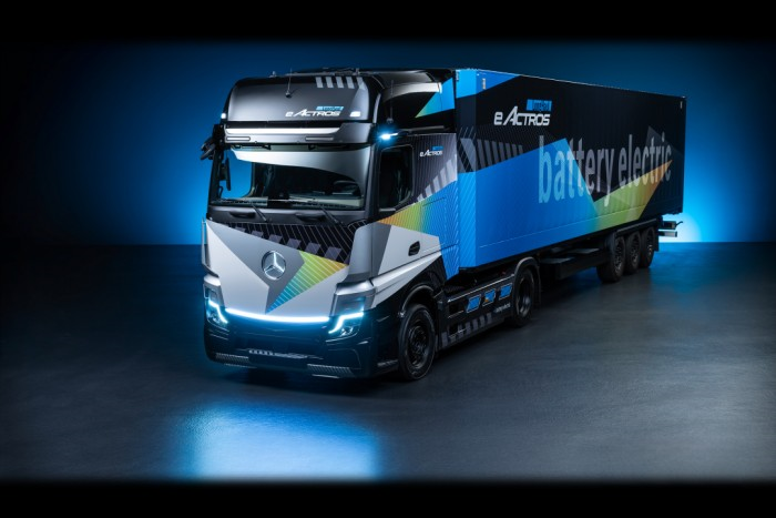 奔馳卡車來(lái)了！