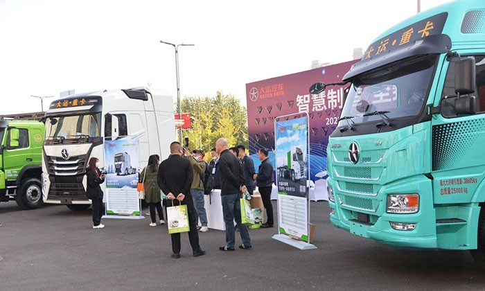 大運(yùn)重卡攜四款新能源新品亮相物流裝備展