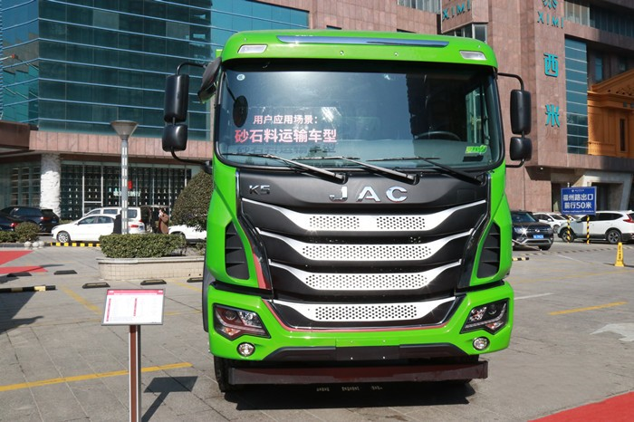 格爾發8×4 350馬力自卸車