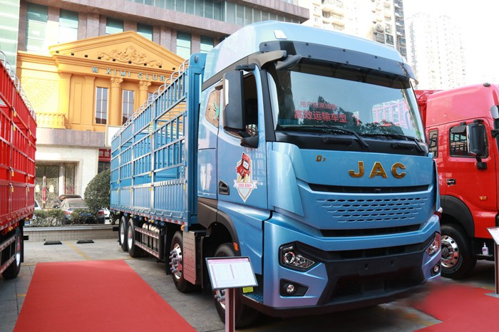 超越8×4 560馬力倉柵式運輸車