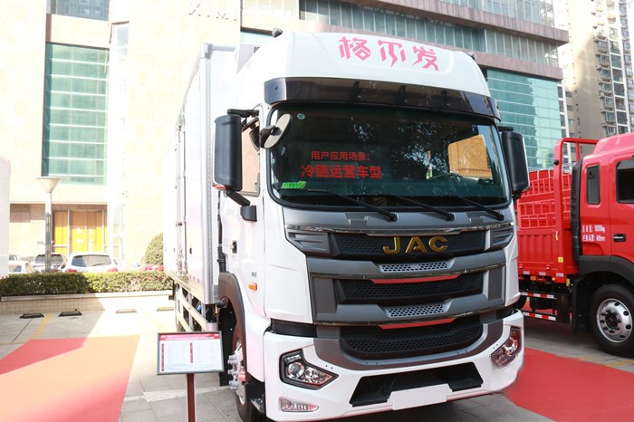 格爾發4×2 260馬力冷藏車