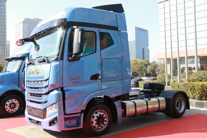 跨越4×2 520馬力牽引車(低鞍座)