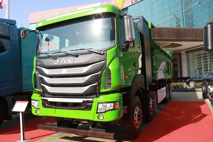 格爾發8×4純電動換電渣土車