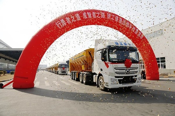 12臺(tái)齊發(fā)！徐工保溫運(yùn)輸車啟航寧夏