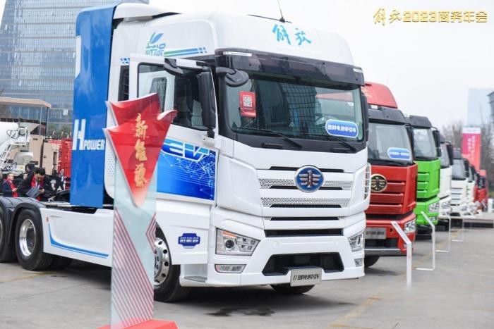 以25.7%的終端份額引領市場，以27.9萬輛確?！半p第一” 一汽解放亮劍2023！