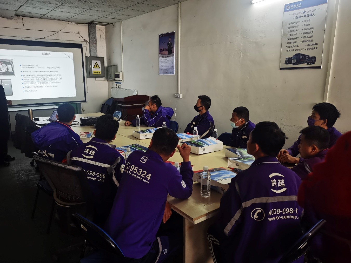 東風天錦KR翼展車批量交付 東風商用車助力跨越速運運力升級