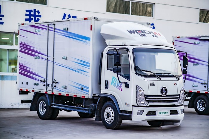 　　在火爆網(wǎng)絡(luò)的《后浪》視頻中有這樣一句話：“如果你們依然需要我們的祝福，那么奔涌吧!后浪。”  　　近年來，投身物流行業(yè)成為不少年輕人的選擇。他們富有朝氣和夢(mèng)想，但同時(shí)也面臨著缺乏資金、經(jīng)驗(yàn)、貨源等痛點(diǎn)。作為商用車行業(yè)“新一代擔(dān)當(dāng)”，濰柴新能源商用車切實(shí)從用戶利益和真實(shí)場(chǎng)景出發(fā)，為用戶打造了技術(shù)領(lǐng)先、品質(zhì)過硬的“輕卡芯勢(shì)力，超值新選擇”后浪輕卡，同時(shí)為了應(yīng)對(duì)商超配送、個(gè)體販賣、零擔(dān)運(yùn)輸?shù)炔煌?xì)分市場(chǎng)用戶的需求，擁有“企業(yè)版”“平臺(tái)版”“山區(qū)版”“后浪Pro”多款車型。  　　企業(yè)版：充分滿足創(chuàng)業(yè)需求  　　后浪輕卡企業(yè)版在舒適性層面，中控臺(tái)采用轎車化軟包設(shè)計(jì)，同時(shí)可以選配7寸液晶儀表及智能大屏可實(shí)現(xiàn)人機(jī)交互,并匹配更多人性化設(shè)計(jì)高端乘用化配置。同時(shí)全系標(biāo)配電動(dòng)空調(diào)，讓卡友時(shí)刻保持清爽，舒適隨行。  　　在底盤方面，采用的是黃金動(dòng)力鏈組合，發(fā)動(dòng)機(jī)選用的是濰柴WP2.3Q140E62發(fā)動(dòng)機(jī)，直列四缸設(shè)計(jì)，排量為2.289L，最大輸出功率為103kW，最大140馬力，在1600-2400轉(zhuǎn)時(shí)可爆發(fā)峰值扭矩320N.m。傳動(dòng)系統(tǒng)方面，選用的是法士特5檔手動(dòng)變速箱，這款變速箱殼體為鋁合金材質(zhì)，操作更加簡(jiǎn)單。  　　前橋采用的是2噸級(jí)免維護(hù)前橋，后橋采用的是4噸級(jí)漢德免維護(hù)寬輪距后橋，速比為4.875。懸架方面，采用的是前3后3+2片板簧，對(duì)于卡友們來說，運(yùn)營保養(yǎng)占據(jù)養(yǎng)車成本的一大部分，如何降低這部分的成本也是整車企業(yè)為卡友們考慮的重點(diǎn)，后浪企業(yè)版發(fā)動(dòng)機(jī)和后橋均擁有兩年或12萬公里長(zhǎng)換油設(shè)計(jì)，可以減少進(jìn)站保養(yǎng)的次數(shù)、時(shí)間，也可以節(jié)省這一部分的成本。  　　同時(shí)后浪企業(yè)版標(biāo)配80L塑料油箱，另外也可選裝120L塑料油箱和鋁合金油箱，可以有更長(zhǎng)的續(xù)航里程。  　　平臺(tái)版：性價(jià)比超高  　　濰柴新能源商用車根據(jù)購買力對(duì)后浪產(chǎn)品細(xì)分，就是為了滿足不同分層用戶的需求，而不是簡(jiǎn)單的減配降價(jià)行為，后浪平臺(tái)版瞄準(zhǔn)購買力有限的運(yùn)輸創(chuàng)業(yè)者階層。  　　后浪平臺(tái)版搭載濰柴WP2.3Q140E62，排量2.3L，符合國六排放表現(xiàn)，其最大輸出功率為103kW(140馬力)，其峰值扭矩達(dá)到320N·m。與之匹配變速器采用全斜齒設(shè)計(jì)，噪音低，換擋輕便，擁有法士特獨(dú)有的同步器技術(shù)，體積小、重量輕，節(jié)油高效。后橋采用3.5T漢德免維護(hù)后橋，板簧采用的是前3后3+2片少片簧設(shè)計(jì),承載性能與減震性能都不錯(cuò)。  　　后浪平臺(tái)版基本滿足了用戶運(yùn)輸創(chuàng)業(yè)時(shí)的核心需求。但是相比于企業(yè)版省掉了備胎和電動(dòng)空調(diào)設(shè)計(jì)等一些非核心功能，整車價(jià)格下降，讓預(yù)算有限的創(chuàng)業(yè)初期用戶買得起、用得起。  　　山區(qū)版：跑山路如履平地  　　在山區(qū)運(yùn)輸?shù)缆飞系耐当疾ǎ閸绲纳降氐缆罚瑥?fù)雜的路況對(duì)每位卡友來說都不陌生，非比尋常的路況條件也進(jìn)一步導(dǎo)致駕駛難度增加，對(duì)輕卡產(chǎn)品的硬實(shí)力要求也進(jìn)一步提升。針對(duì)山區(qū)類駕駛場(chǎng)景，后浪山區(qū)版給出了更優(yōu)的解決方案。  　　后浪山區(qū)版最亮眼的莫過于動(dòng)力配置，各種陡坡都能輕松迎難而上，搭載濰柴WP2.3NQ150E61發(fā)動(dòng)機(jī)，排量為2.3L，最大輸出功率達(dá)到150馬力，是目前行業(yè)同排量最大馬力發(fā)動(dòng)機(jī)，動(dòng)力高能澎湃。傳動(dòng)系統(tǒng)與之匹配的是8擋法士特變速箱，型號(hào)為C8J45TA，該變速箱為超速擋設(shè)計(jì)，其頭擋速比為7.46，最高擋速比為0.714。相較于市面上的五擋、六擋變速箱，8擋變速箱的速比級(jí)差小，既能保證輸出強(qiáng)勁動(dòng)力匹配，還能確保動(dòng)力損失最小，適用于有山區(qū)或者重載復(fù)雜運(yùn)輸工況。  　　此外后橋采用3.5噸級(jí)后橋，速比為4.875，可滿足絕大部分工況需求。整體動(dòng)力鏈匹配使得整車非常適用于山區(qū)或非良好路況行駛，運(yùn)輸重型貨物更為適合。  　　俗話說“上山容易，下山難”，對(duì)于西南地區(qū)的路況來說，開車不是在上山就是在下山，所以應(yīng)對(duì)這樣得路況除了要具備優(yōu)秀的動(dòng)力之外，還要具備優(yōu)秀的車輛穩(wěn)定性和制動(dòng)力，這樣才能保障車輛的行車安全。整車前后制動(dòng)蹄片加寬，隨時(shí)給出更快速的超強(qiáng)響應(yīng)，制動(dòng)力更強(qiáng)，所需要的剎車距離更短，時(shí)刻領(lǐng)先行業(yè)要求。  　　后浪Pro：動(dòng)力性能直接拉滿  　　為了滿足新一代用戶需求，濰柴新能源商用車特推出后浪Pro，在后浪的基礎(chǔ)上以全方位優(yōu)化的性能，積極響應(yīng)用戶需求。  　　既然是Pro版本，那么配置肯定是要拉高一點(diǎn)，后浪Pro采用目前行業(yè)同排量最大馬力的濰柴WP2.3NQ150E61發(fā)動(dòng)機(jī)，最大動(dòng)力輸出達(dá)到了150馬力，而這款發(fā)動(dòng)機(jī)將會(huì)成為很多追求動(dòng)力、性能的卡友首選，就動(dòng)力表現(xiàn)而言，其已經(jīng)可以媲美3.0L發(fā)動(dòng)機(jī)。  　　綜合體驗(yàn)下來，后浪輕卡不失為創(chuàng)業(yè)后浪們的首選車型。以輕卡智變動(dòng)力系統(tǒng)、第三代日系底盤技術(shù)和智慧化配置系統(tǒng)構(gòu)筑成“超高效節(jié)能創(chuàng)業(yè)輕卡”，為創(chuàng)業(yè)后浪們帶來更高效、更省心省錢的運(yùn)輸體驗(yàn)。