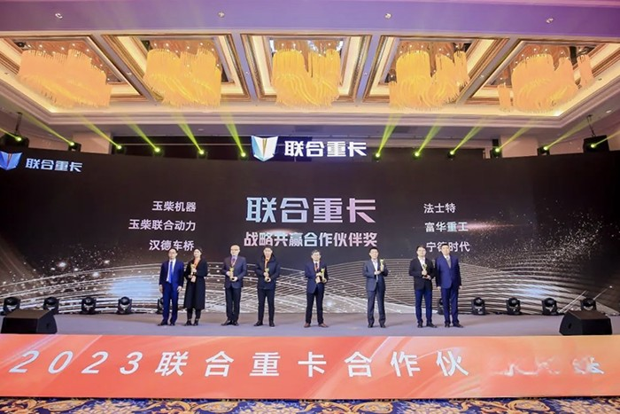 現場簽單2300臺！聯合重卡+玉柴重機 共創共贏