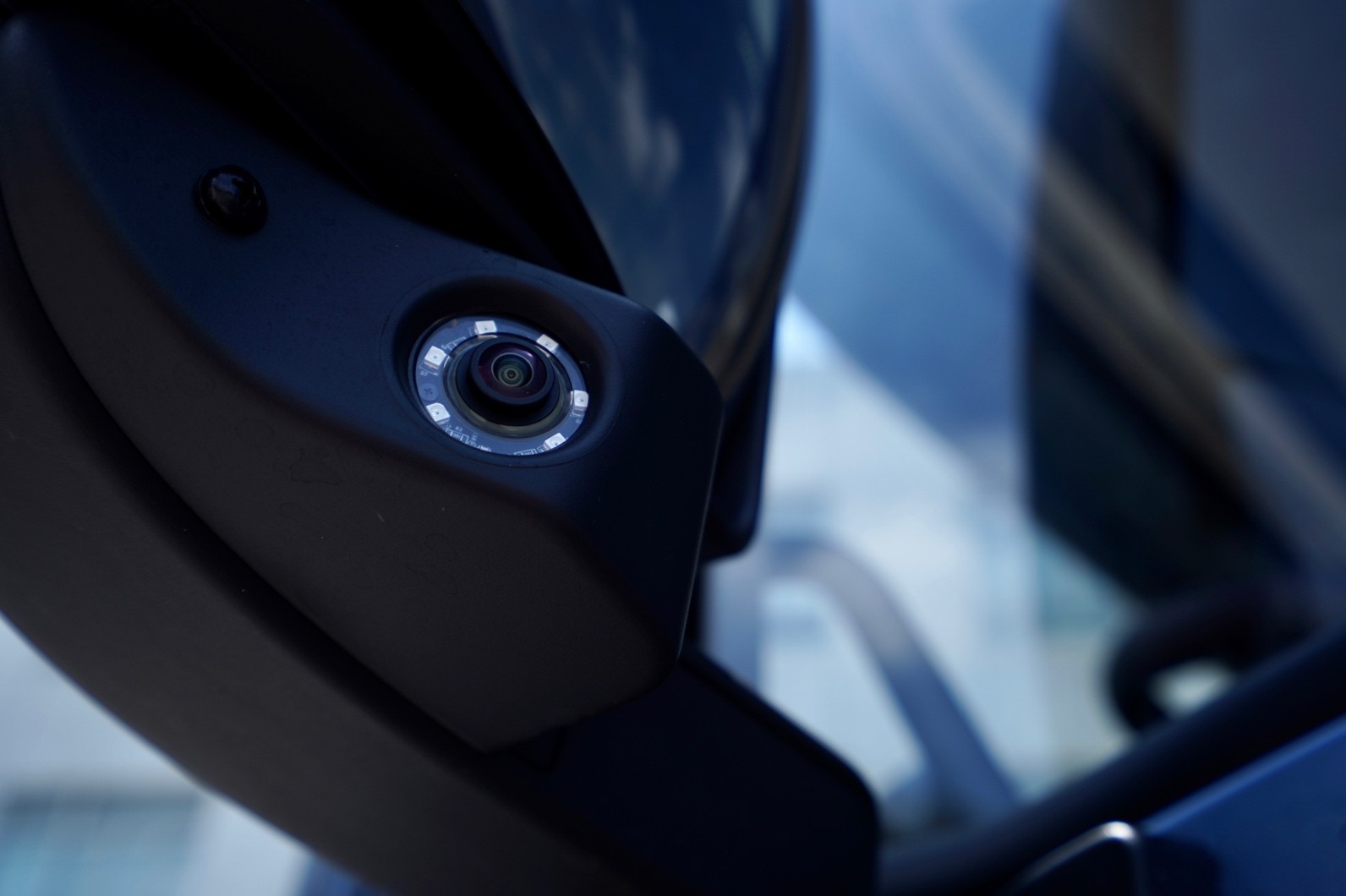 上汽紅巖聯同國內首款雙掛汽車列車亮相“2023年安全高效綠色智能