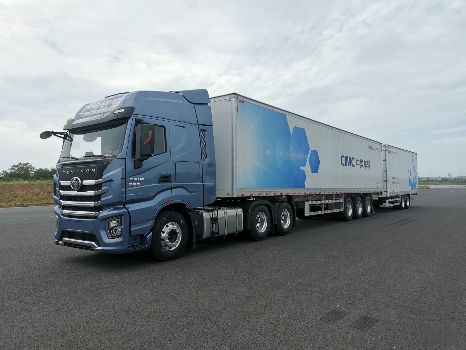 上汽紅巖聯同國內首款雙掛汽車列車亮相“2023年安全高效綠色智能