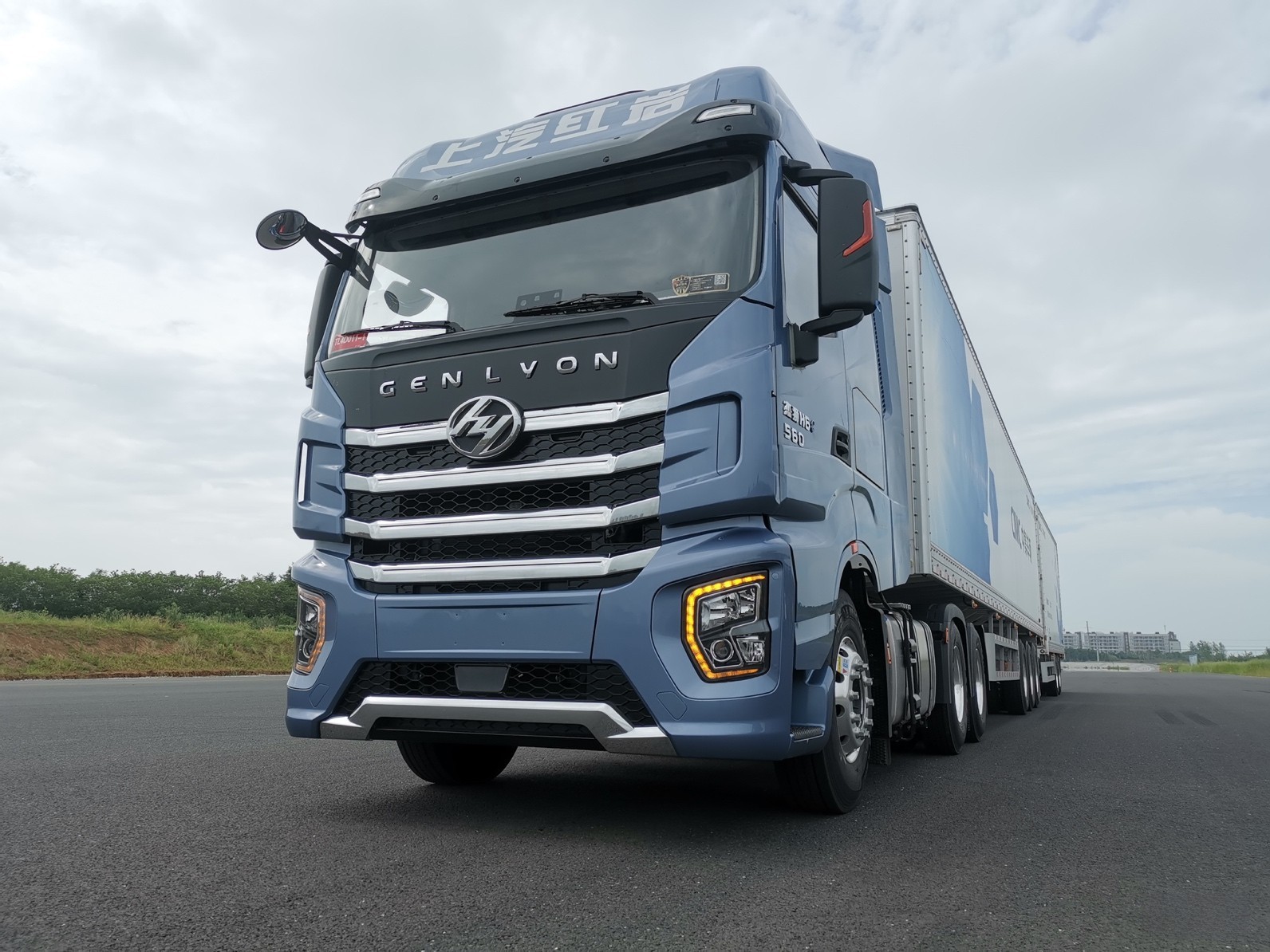 上汽紅巖聯同國內首款雙掛汽車列車亮相“2023年安全高效綠色智能