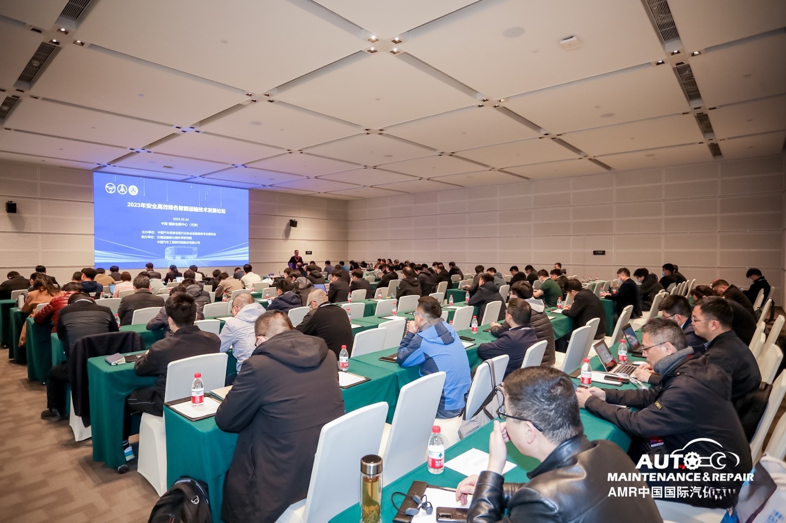 上汽紅巖聯同國內首款雙掛汽車列車亮相“2023年安全高效綠色智能