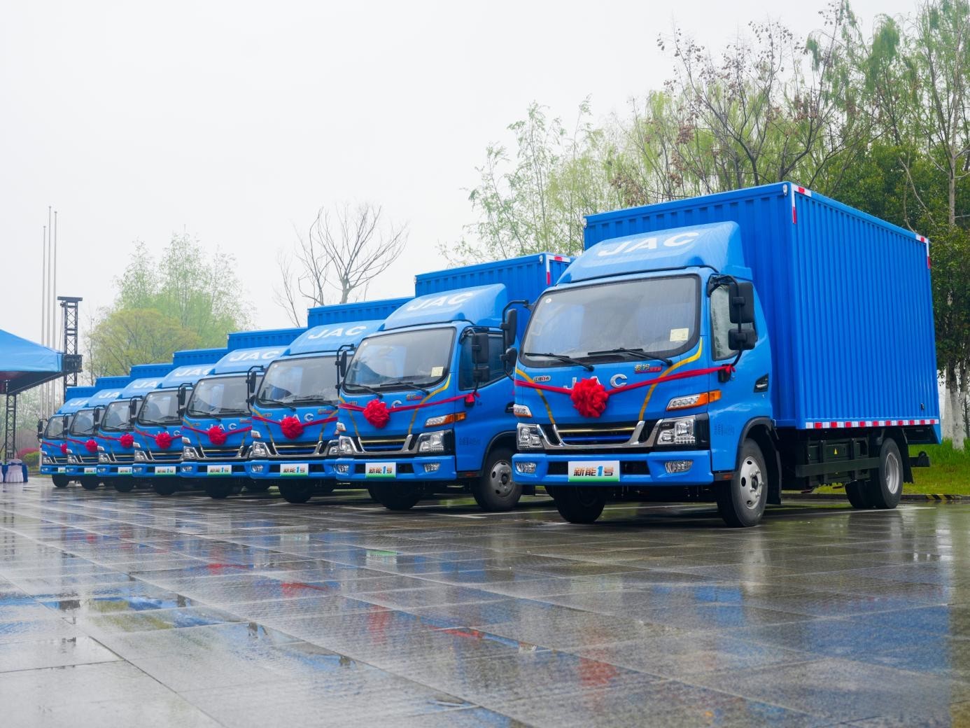 大單不斷！江淮1卡提速駛?cè)胄履茉瓷逃密囐惖?，?shí)現(xiàn)全面領(lǐng)先