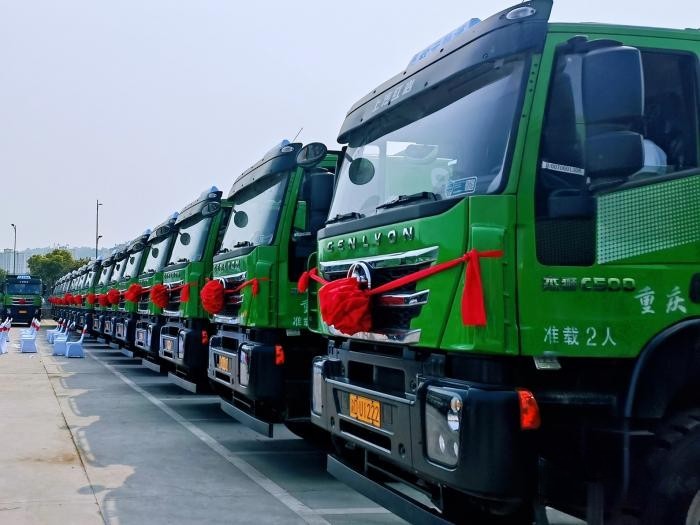 上汽紅巖新型智能渣土車批量交付，助力重慶打造山水美麗之城