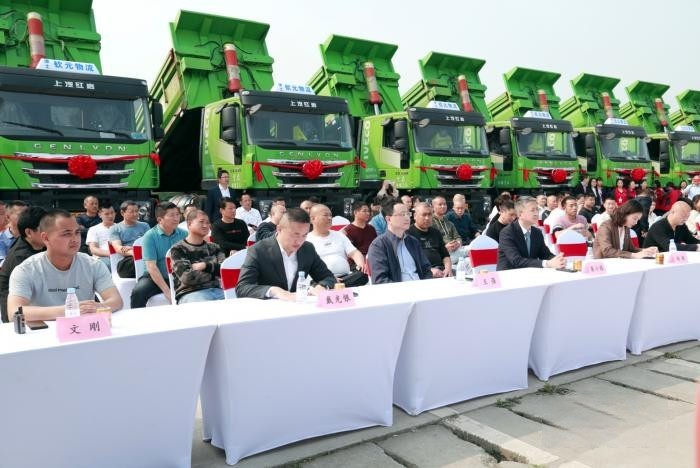 上汽紅巖新型智能渣土車批量交付，助力重慶打造山水美麗之城