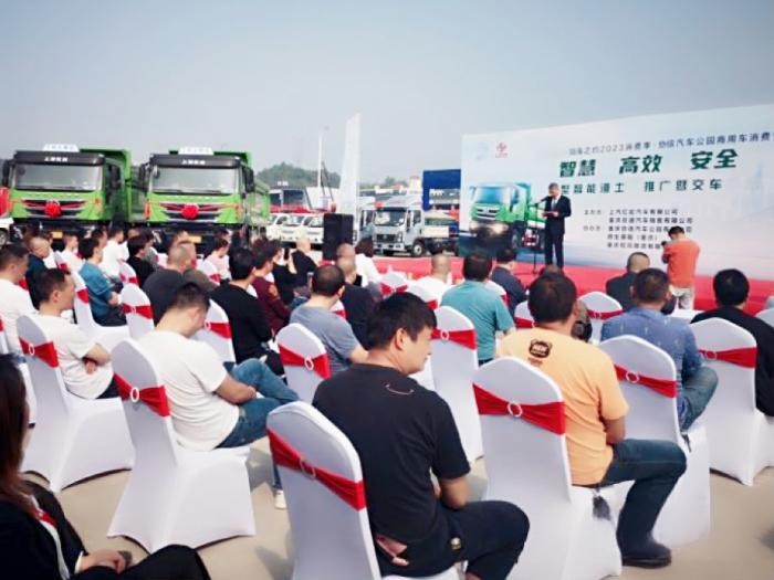 上汽紅巖新型智能渣土車批量交付，助力重慶打造山水美麗之城