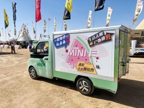 在阿拉善英雄會上“秀才藝”，北汽雷馳新能源MINI卡花式營銷火出“圈”