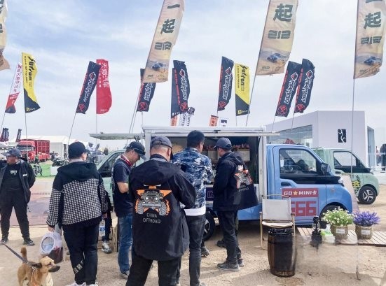 在阿拉善英雄會上“秀才藝”，北汽雷馳新能源MINI卡花式營銷火出“圈”