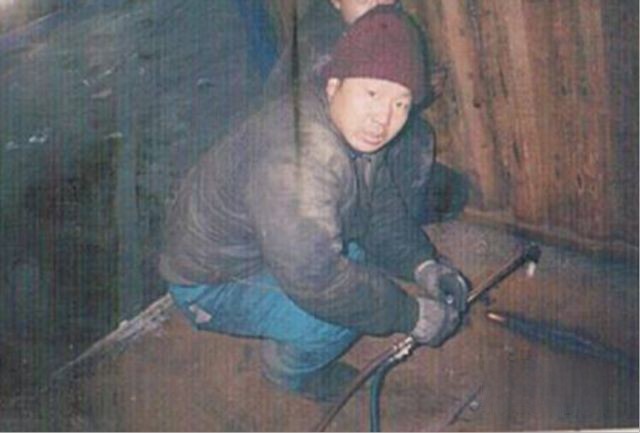 陳國剛年輕時(shí)維修卡車照片