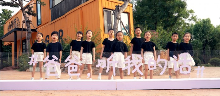 在剛剛過去的父親節(jié)，中國(guó)重汽推出了一首《爸爸，你是我的超級(jí)英雄》原創(chuàng)音樂MV，向天下父親致以節(jié)日的問候，這已是中國(guó)重汽第二次專門為父親節(jié)推出音樂作品。