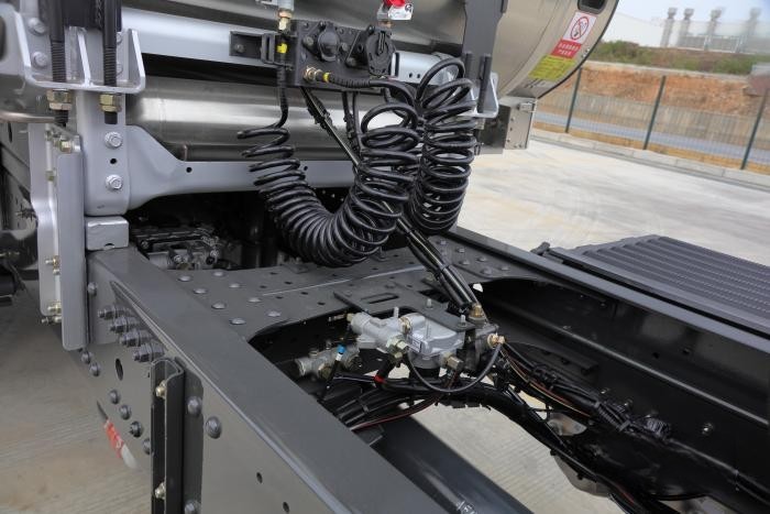 乘龍H7康明斯530馬力LNG牽引車重磅出擊,助力卡友創富之路