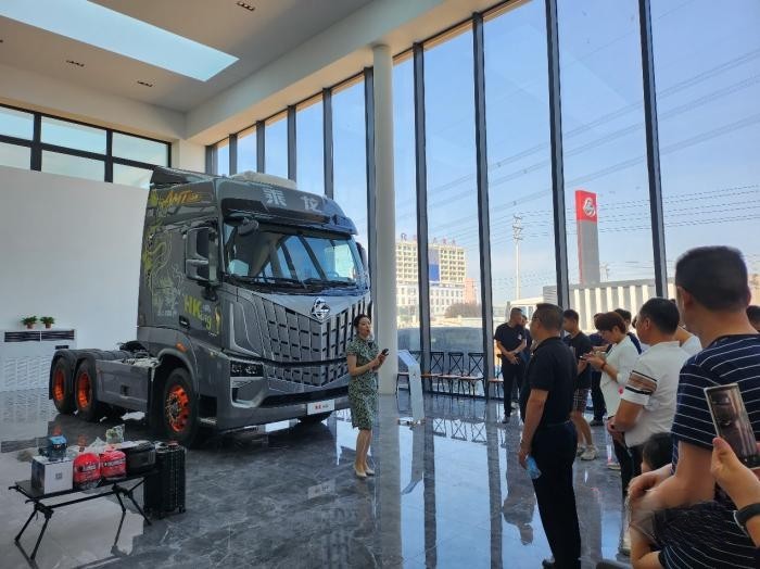 向5.1萬(wàn)臺(tái)沖刺，東風(fēng)柳汽乘龍2023年半年經(jīng)銷商會(huì)召開！