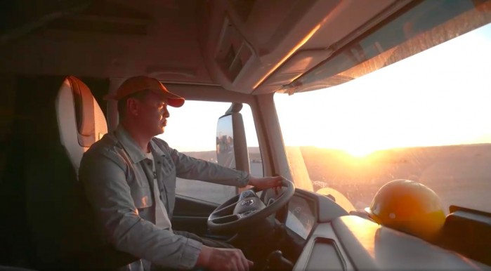 上汽紅巖CNG重卡燒氣不費跑車不貴？來聽聽新疆卡友怎么說