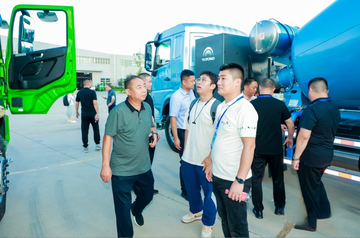 “清一色綠色軍團”，“鐵粉”為啥一次性訂購50臺宇通新能源重卡？