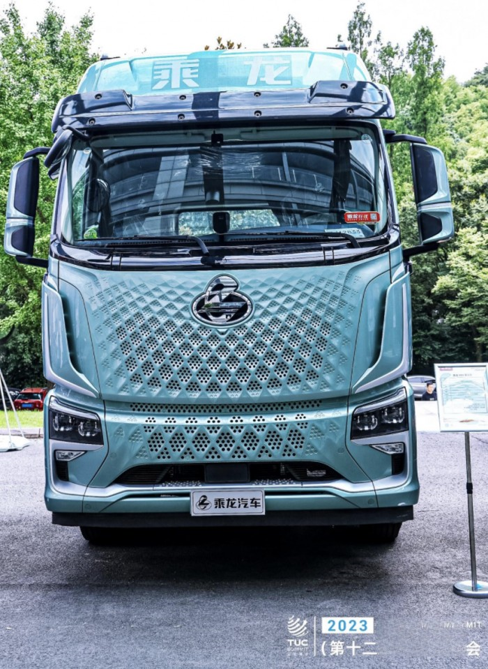 創領未來 乘龍卡車雙雄亮相第十二屆運聯峰會