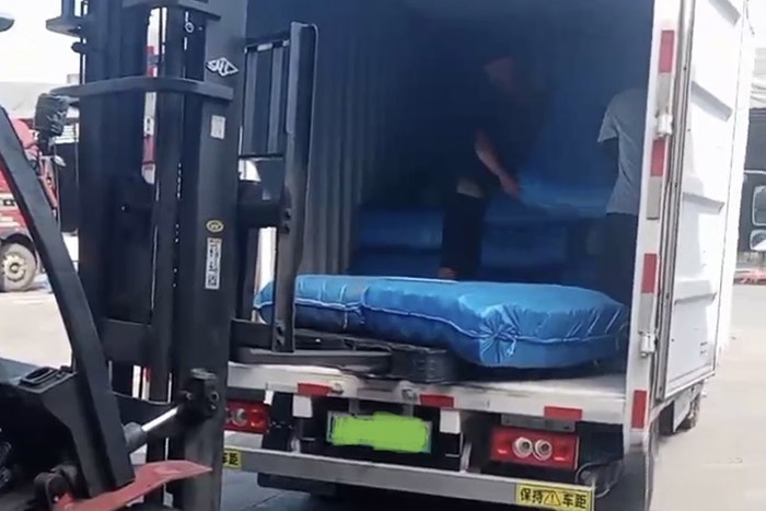 曾先生的這輛奧鈴智藍純電輕卡，搭載寧德時代81kWh磷酸鐵鋰電池，配合上該車的一鍵ECO省電模式+制動能量回收，能很好的降低能耗。