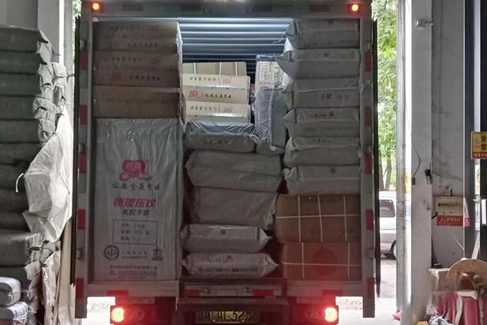 曾先生的這輛奧鈴智藍純電輕卡，搭載寧德時代81kWh磷酸鐵鋰電池，配合上該車的一鍵ECO省電模式+制動能量回收，能很好的降低能耗。