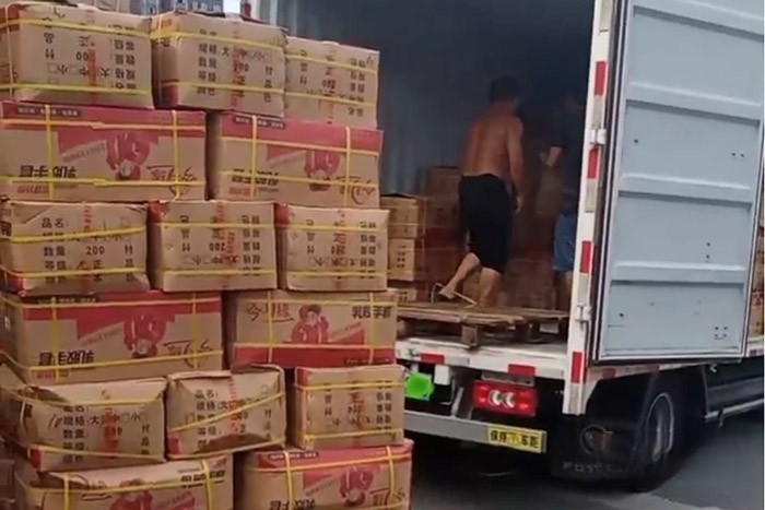 曾先生的這輛奧鈴智藍純電輕卡，搭載寧德時代81kWh磷酸鐵鋰電池，配合上該車的一鍵ECO省電模式+制動能量回收，能很好的降低能耗。