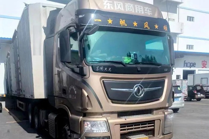 來自石家莊的卡友石師傅，選擇了東風天龍旗艦KX520馬力車型運送快遞。