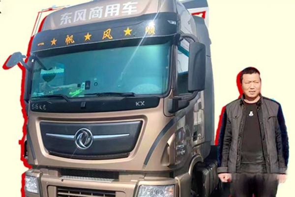 來自石家莊的卡友石師傅，選擇了東風天龍旗艦KX520馬力車型運送快遞。