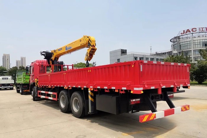 江淮格爾發6×4隨車吊,憑借卓越的設計和極強的承載力,在多種復合場景中都交出了優異的答卷,獲得了一眾卡友的青睞。