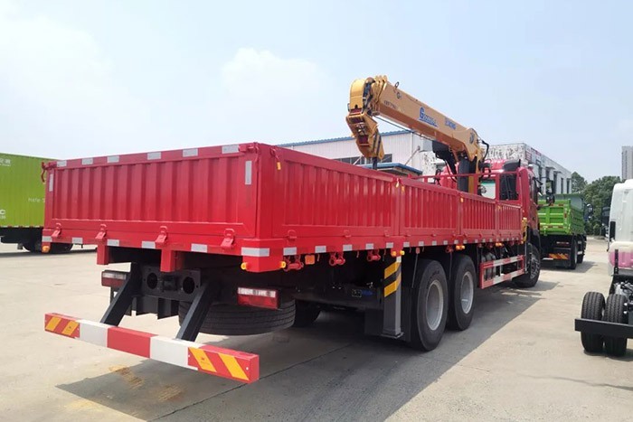 江淮格爾發6×4隨車吊,憑借卓越的設計和極強的承載力,在多種復合場景中都交出了優異的答卷,獲得了一眾卡友的青睞。