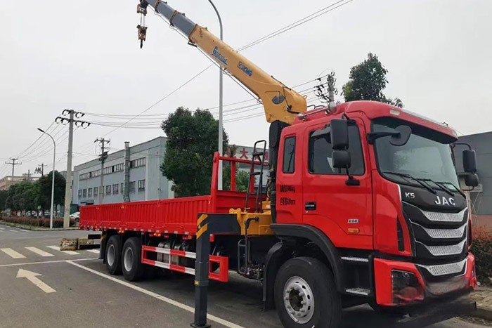 江淮格爾發6×4隨車吊,憑借卓越的設計和極強的承載力,在多種復合場景中都交出了優異的答卷,獲得了一眾卡友的青睞。