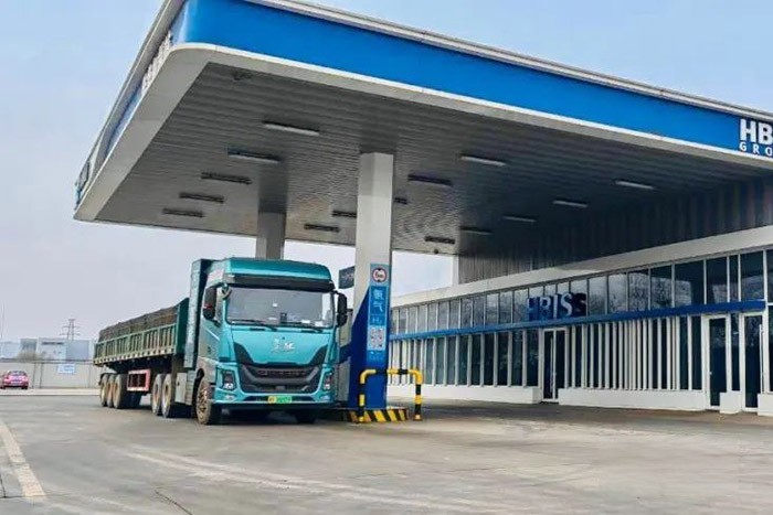 尤其是在河鋼集團的運營中，新長征1號氫能重卡在唐山港到秦皇島佰工鋼鐵線上，單車跑出了1個月1.5萬公里的成績，氫耗穩定在10.1㎏/百公里