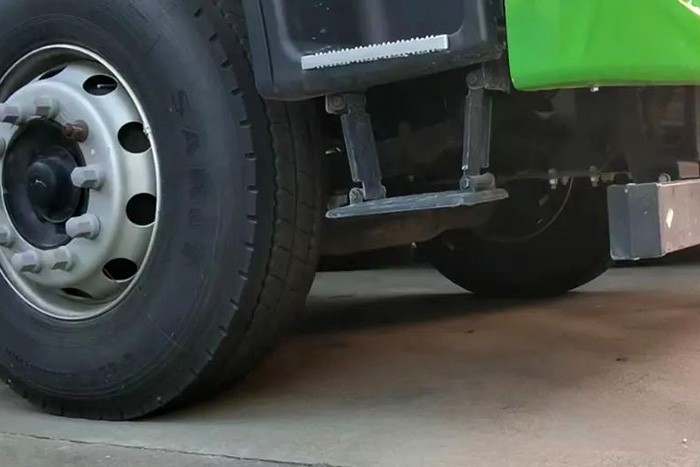 格爾發8×4自卸車是一款集“裝、運、卸”為一體的綜合性運輸自卸車，專門針對砂石、基建、渣土等復雜工況打造。