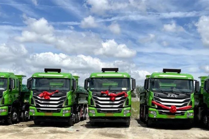 格爾發8×4自卸車是一款集“裝、運、卸”為一體的綜合性運輸自卸車，專門針對砂石、基建、渣土等復雜工況打造。