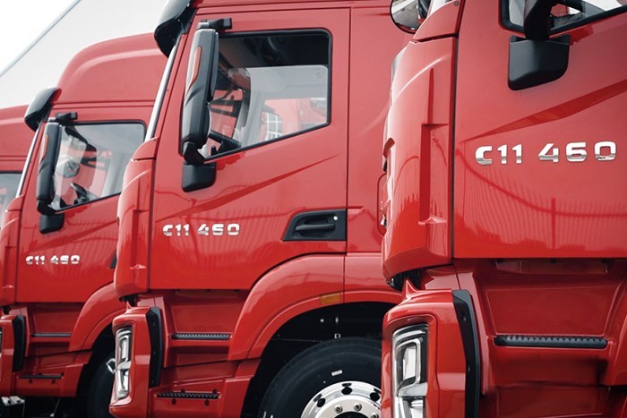 上汽紅巖?；范ㄖ栖囕v正式交付比亞迪汽車工業有限公司，雙方強強攜手，共同加快“向新轉綠”步伐。上汽紅巖危化品重卡將憑借高安全性、強時效性等優勢，助力比亞迪能源電池物流運輸更加高效、順利。